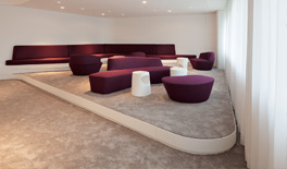 Messe - Bavaria Lounge - Messe - Bavaria Lounge - Erhöhter Loungebereich mit geshapter Sitzlandschaft 